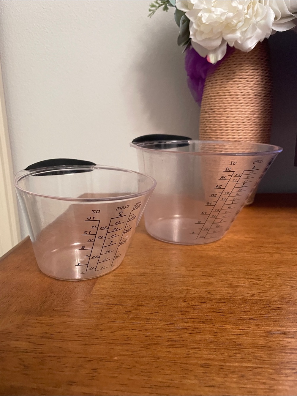 The Pampered Chef Set of 2 Easy Read Nesting Measuring Cups 4 & 2 Cup Capacity